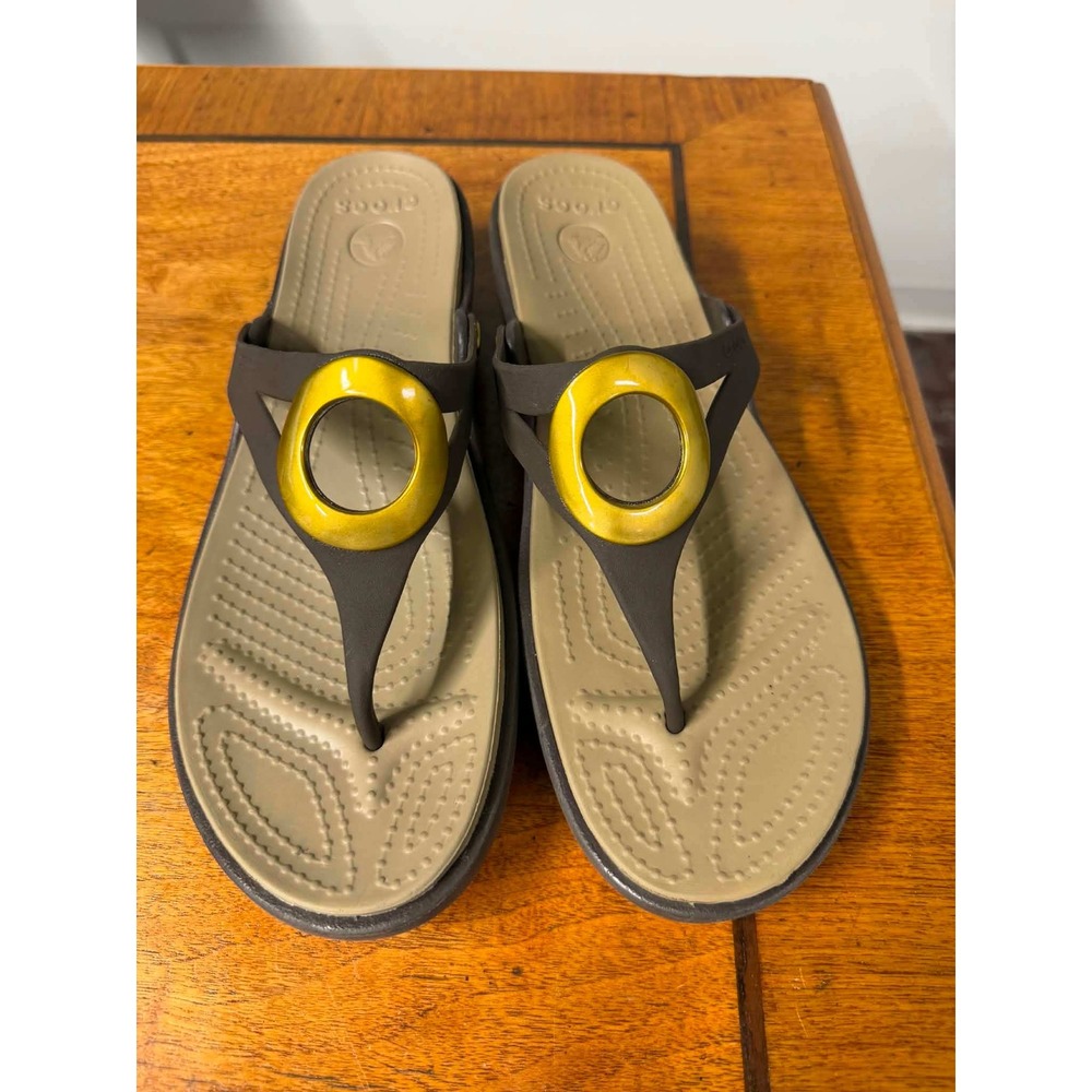 Crocs Womens 11 Brown Sanrah Hammered Circle Wedge Sandal Flip Flop Comfort